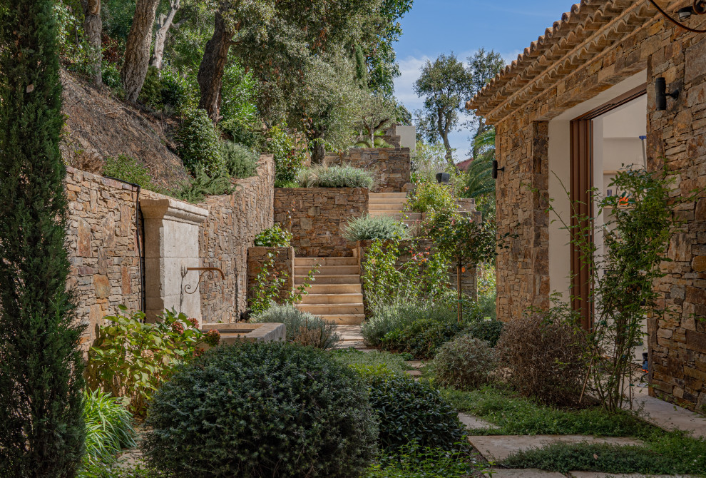 Свежая идея для дизайна: большой участок и сад на заднем дворе в средиземноморском стиле - отличное фото интерьера