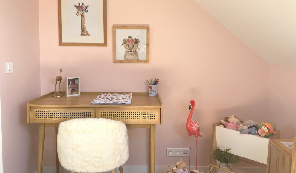 Exempel på ett mellanstort 60 tals flickrum kombinerat med sovrum och för 4-10-åringar, med rosa väggar, ljust trägolv och beiget golv