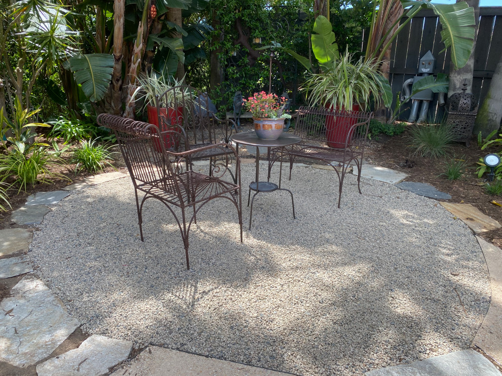 Esempio di un piccolo giardino boho chic esposto a mezz'ombra dietro casa con pavimentazioni in pietra naturale