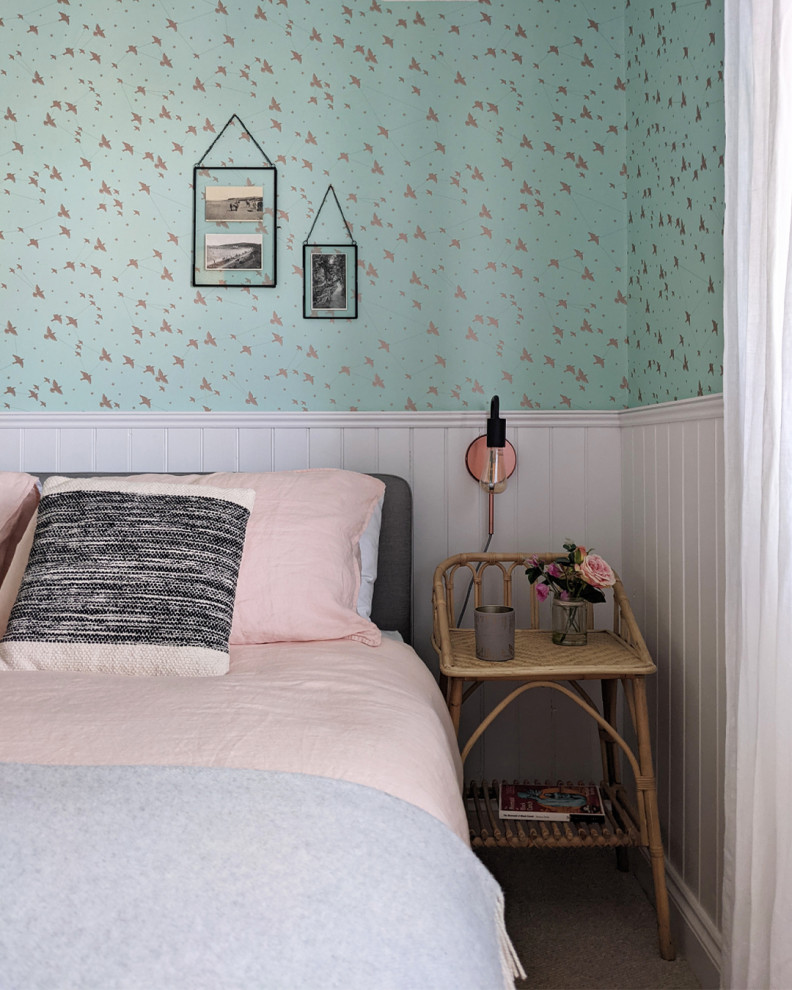 Idée de décoration pour une chambre grise et rose vintage de taille moyenne avec un mur vert, un sol beige et du lambris de bois.
