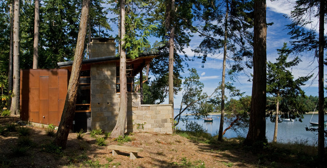 Side view with water backdrop rustikal-haeuser