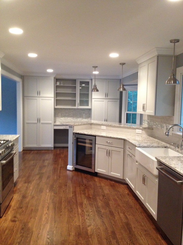 Kitchen - transitional kitchen idea in Raleigh