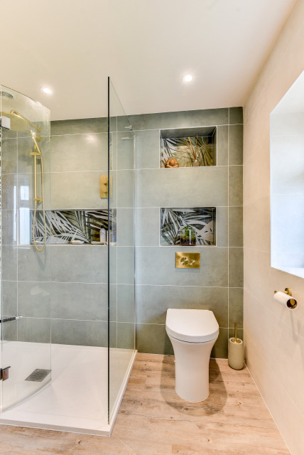 Rainforest Bathroom in Horsham, West Sussex tropisk-lille-badevaerelse