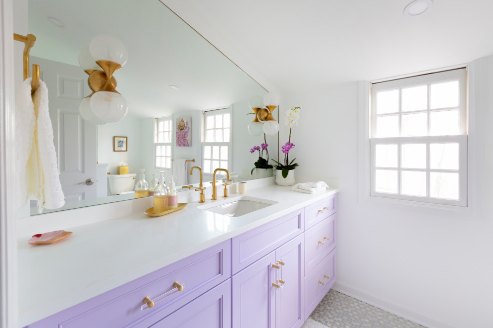 На фото: детская ванная комната среднего размера с фасадами в стиле шейкер, фиолетовыми фасадами, полновстраиваемой ванной, душем над ванной, раздельным унитазом, белой плиткой, керамогранитной плиткой, белыми стенами, полом из мозаичной плитки, врезной раковиной, столешницей из искусственного кварца, серым полом, открытым душем, белой столешницей, нишей, тумбой под одну раковину и встроенной тумбой с