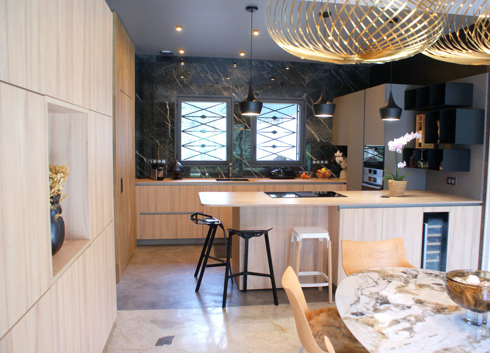 Inspiration for a mid-sized modern kitchen in Bordeaux.