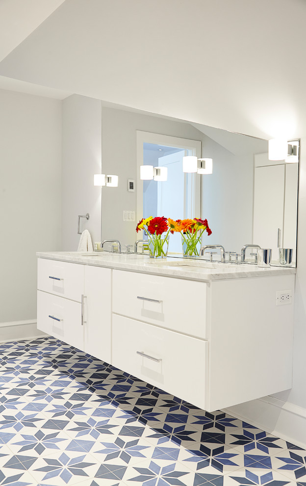 Large modern kids bathroom in Wilmington with flat-panel cabinets, white cabinets, an alcove shower, a wall-mount toilet, blue tile, ceramic tile, white walls, porcelain floors, an undermount sink, marble benchtops, blue floor, a hinged shower door and white benchtops.
