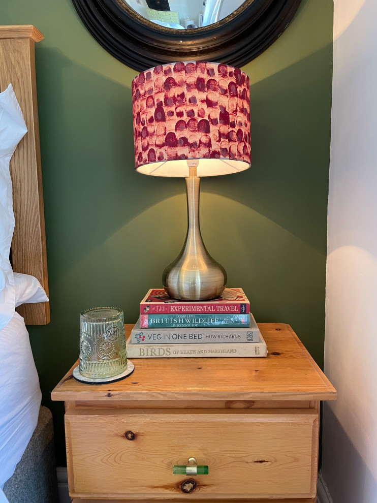Ejemplo de dormitorio principal de estilo de casa de campo de tamaño medio con paredes verdes, moqueta y suelo beige