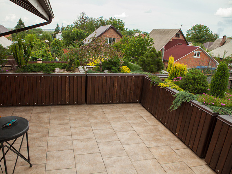 Частное домовладение с контейнерным озеленением крыши.