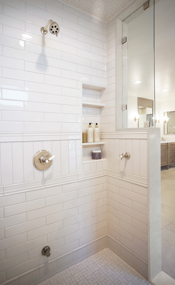 Пример оригинального дизайна: ванная комната с отдельно стоящей ванной, белой плиткой, цементной плиткой, белыми стенами, полом из известняка, врезной раковиной, столешницей из искусственного кварца, бежевым полом, душем с распашными дверями, бежевой столешницей и тумбой под две раковины