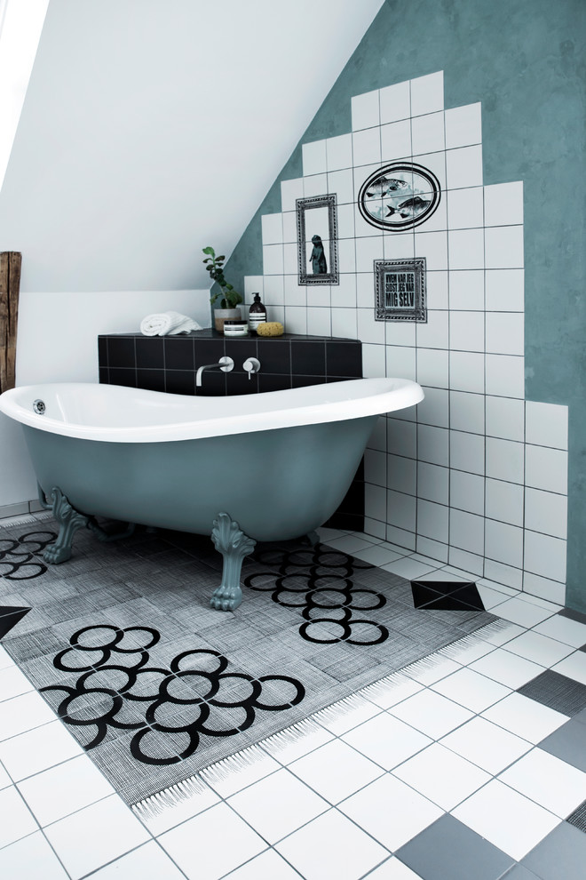 Design ideas for a small contemporary 3/4 bathroom in Copenhagen with a claw-foot tub and blue walls.