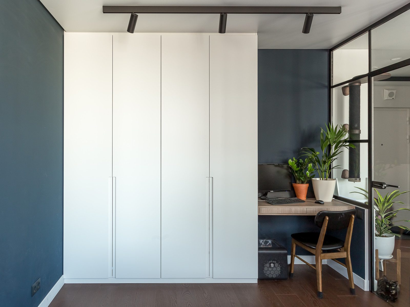 Синяя кухня и шкаф ЖК Преображение