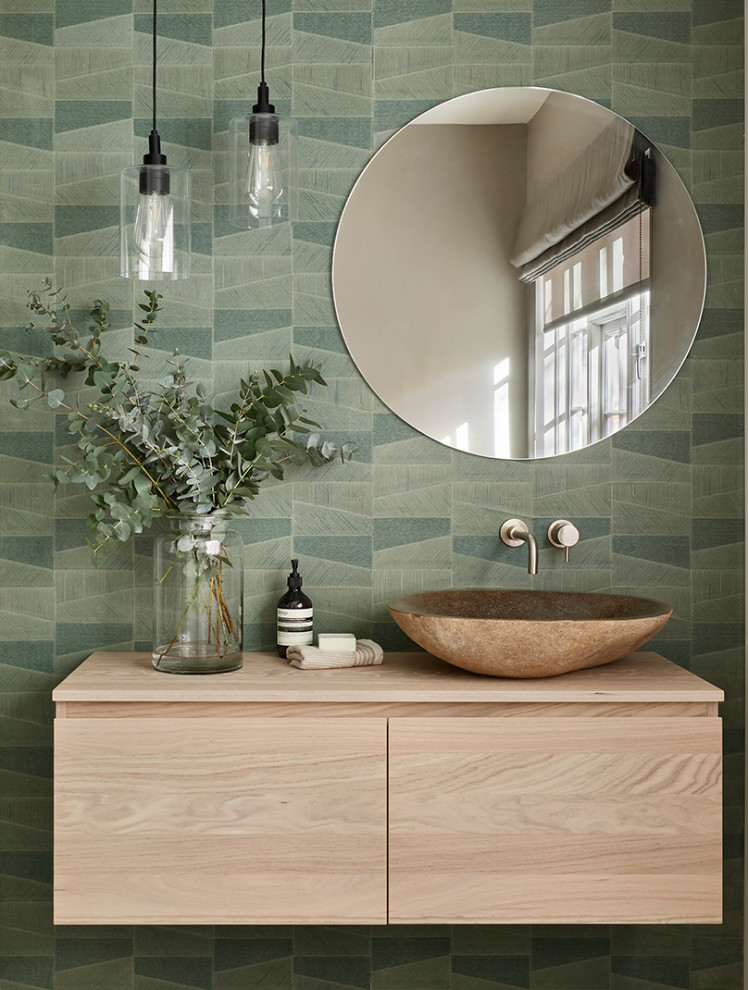 Imagen de cuarto de baño único y flotante actual de tamaño medio con puertas de armario de madera clara, baldosas y/o azulejos de porcelana, aseo y ducha y encimera de madera