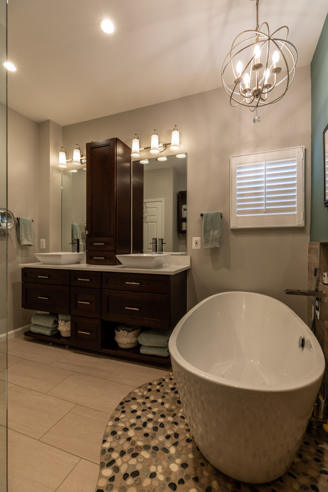 На фото: большая ванная комната в современном стиле с стеклянными фасадами, белыми фасадами, темным паркетным полом и коричневым полом