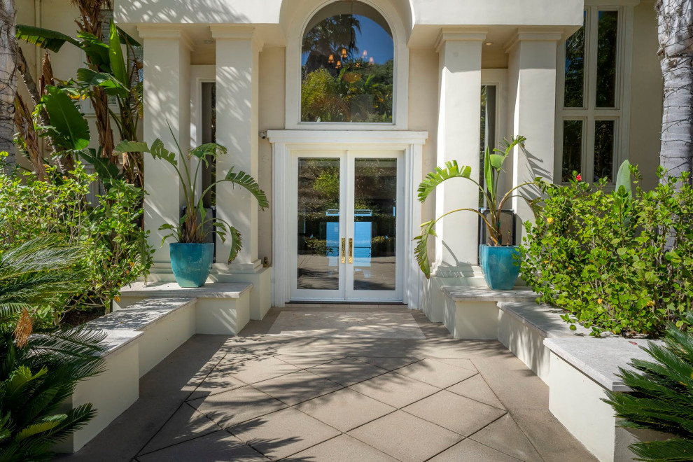 Geräumige Maritime Haustür mit weißer Wandfarbe, Betonboden, Doppeltür und Haustür aus Glas in Los Angeles