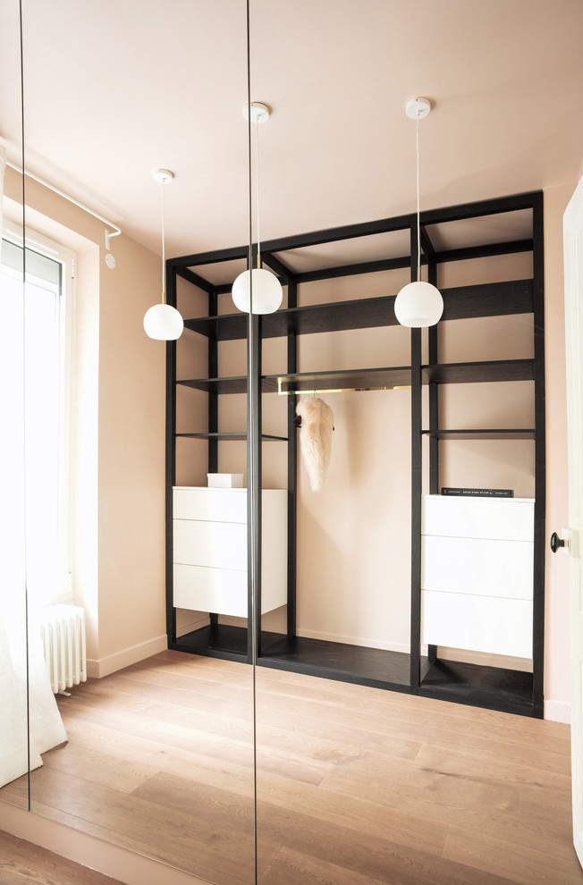 Idée de décoration pour dressing room for une femme With un placard sans porte, des portes de placard noires, parquet foncé and un sol marron.