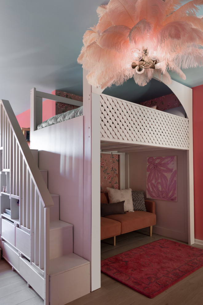 Idéer för att renovera ett flickrum kombinerat med sovrum och för 4-10-åringar, med rosa väggar, ljust trägolv och beiget golv