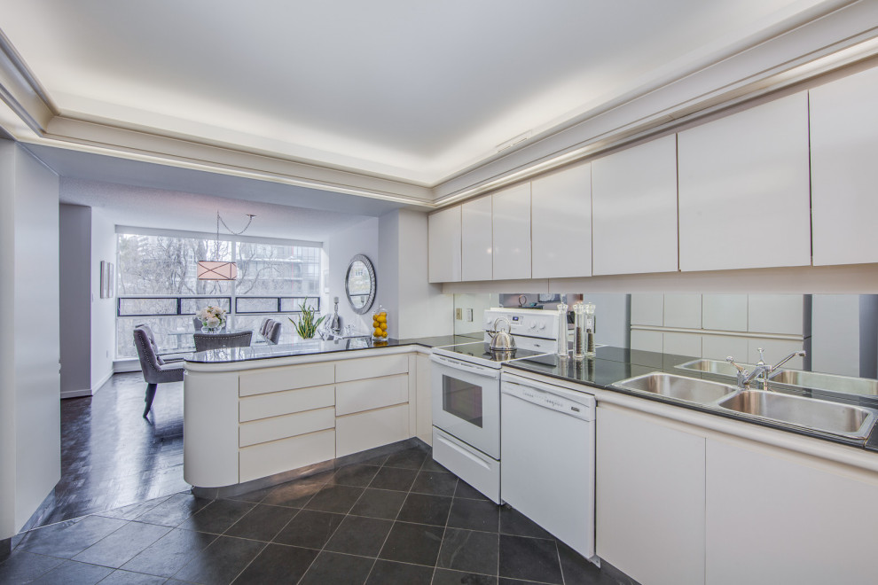 Example of a transitional kitchen design in Toronto