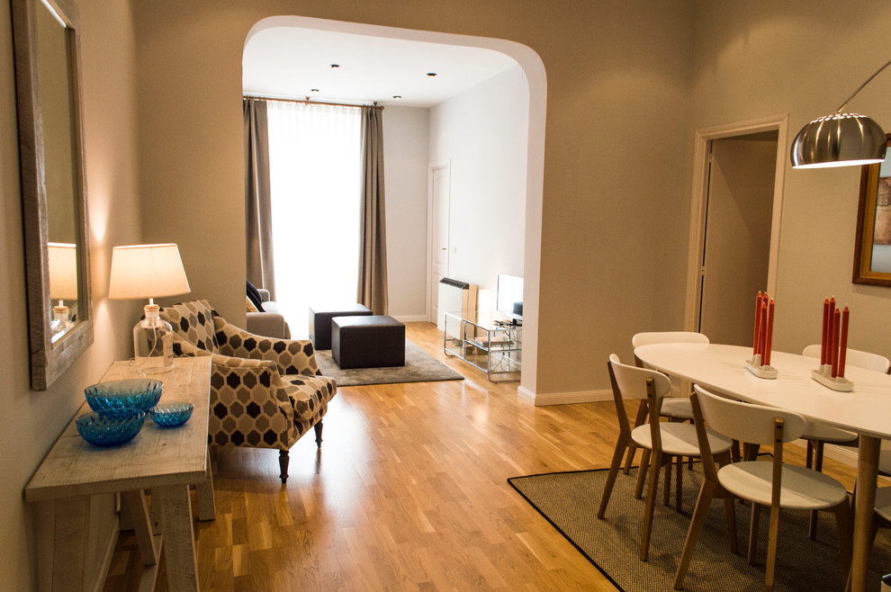Imagen de comedor escandinavo de tamaño medio cerrado sin chimenea con paredes beige y suelo de madera en tonos medios