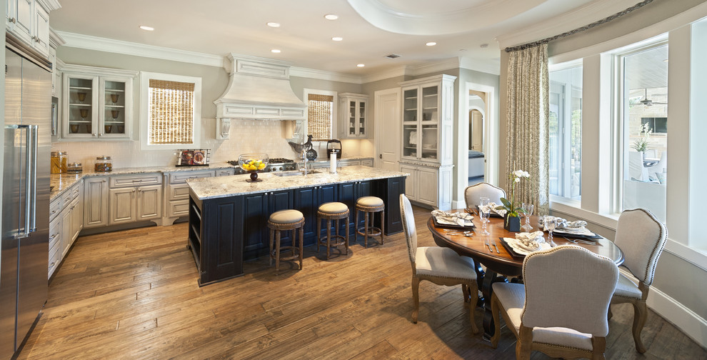 This is an example of a traditional kitchen in Houston with stainless steel appliances.