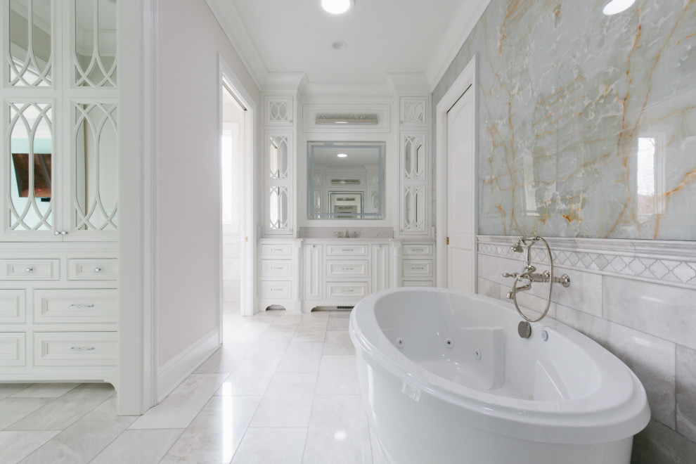 Bild på ett stort funkis vit vitt en-suite badrum, med möbel-liknande, vita skåp, ett fristående badkar, våtrum, vit kakel, stenhäll, ett integrerad handfat, bänkskiva i kvarts och med dusch som är öppen
