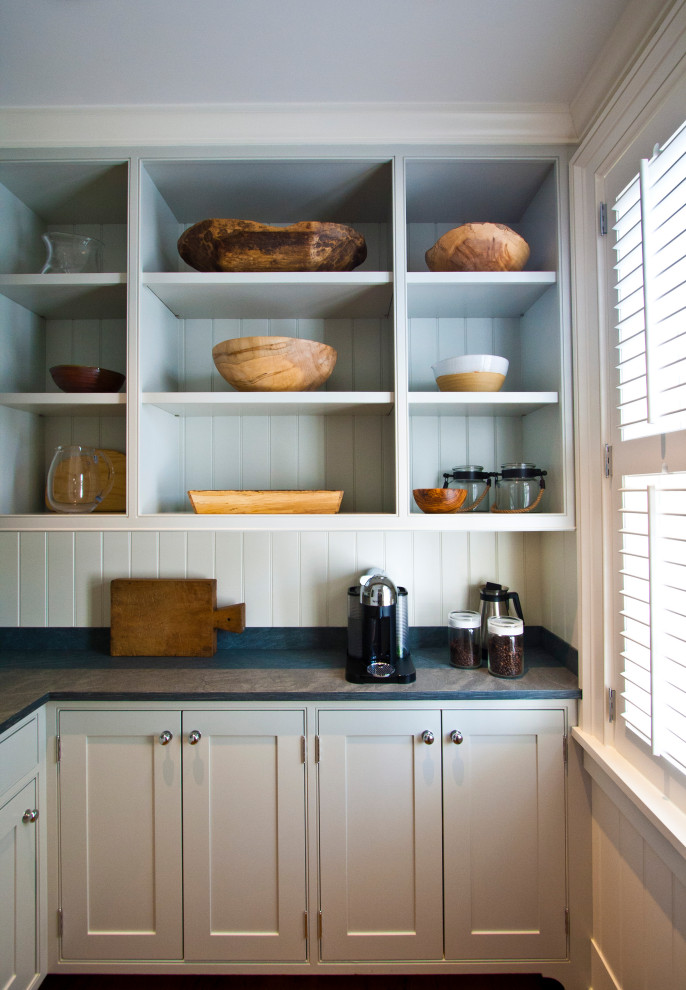 Foto på ett avskilt, litet vintage l-kök, med skåp i shakerstil, grå skåp, marmorbänkskiva, vitt stänkskydd och brunt golv