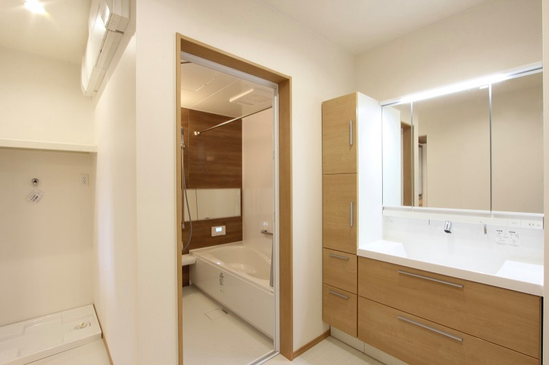 福岡にある中くらいなコンテンポラリースタイルのおしゃれな浴室 (インセット扉のキャビネット、ベージュのキャビネット、一体型シンク、白い床、白い洗面カウンター、独立型洗面台、クロスの天井、壁紙、白い天井) の写真