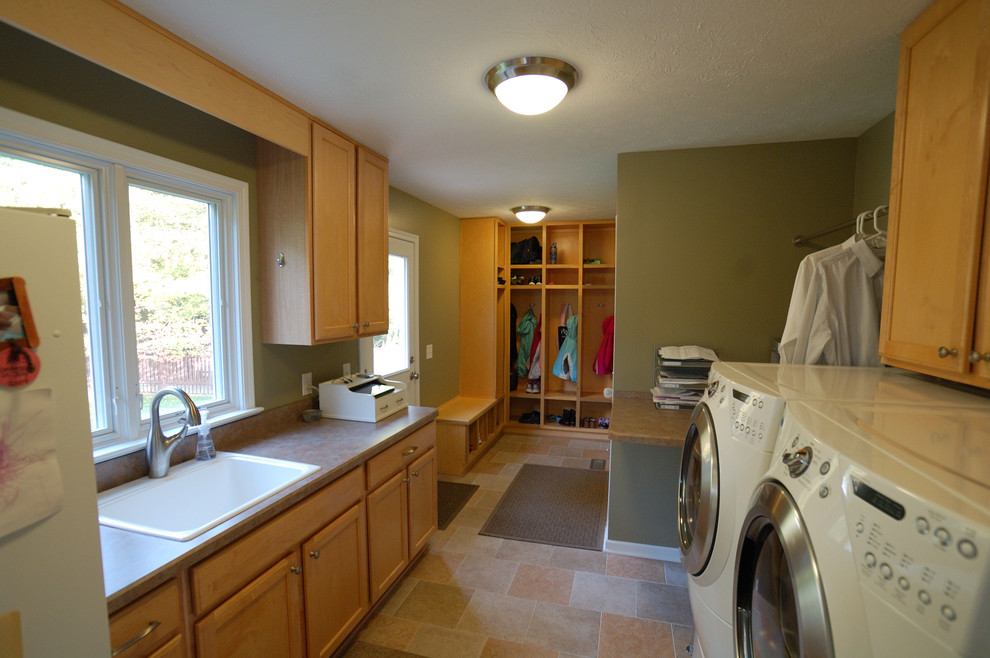 Design ideas for a traditional laundry room in Cleveland.