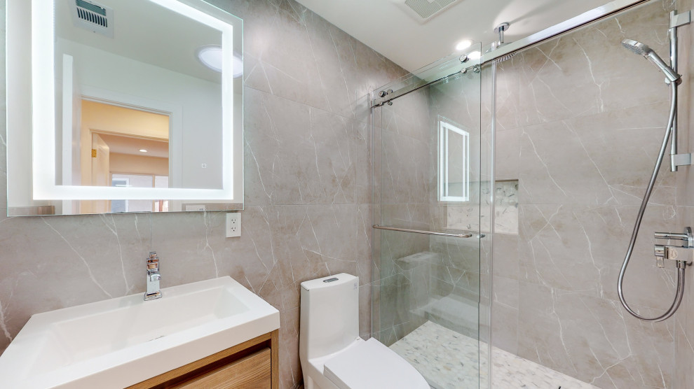 Idées déco pour une salle de bain moderne avec des portes de placard oranges, une douche ouverte, un carrelage gris, des carreaux de céramique, un sol en carrelage de céramique, un lavabo encastré, un plan de toilette en quartz modifié, un sol gris, un plan de toilette blanc, meuble simple vasque et meuble-lavabo suspendu.
