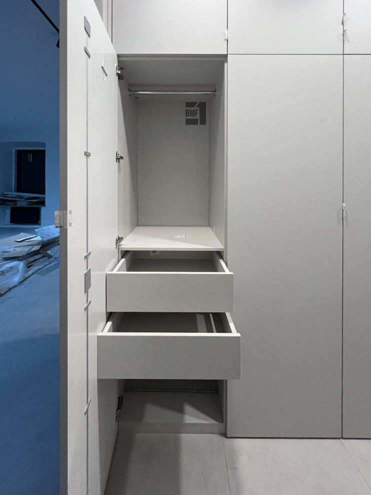 Шкаф в прихожую серого цвета