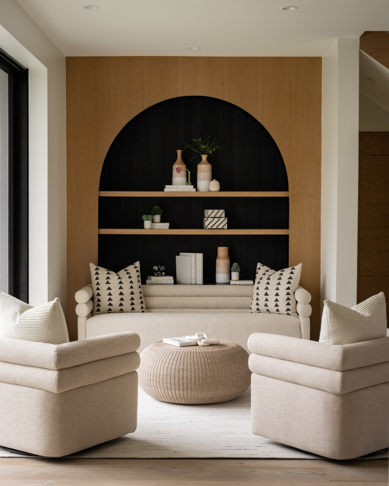Стильный дизайн: огромная гостиная комната в стиле модернизм с с книжными шкафами и полками, светлым паркетным полом, бежевым полом и деревянными стенами - последний тренд