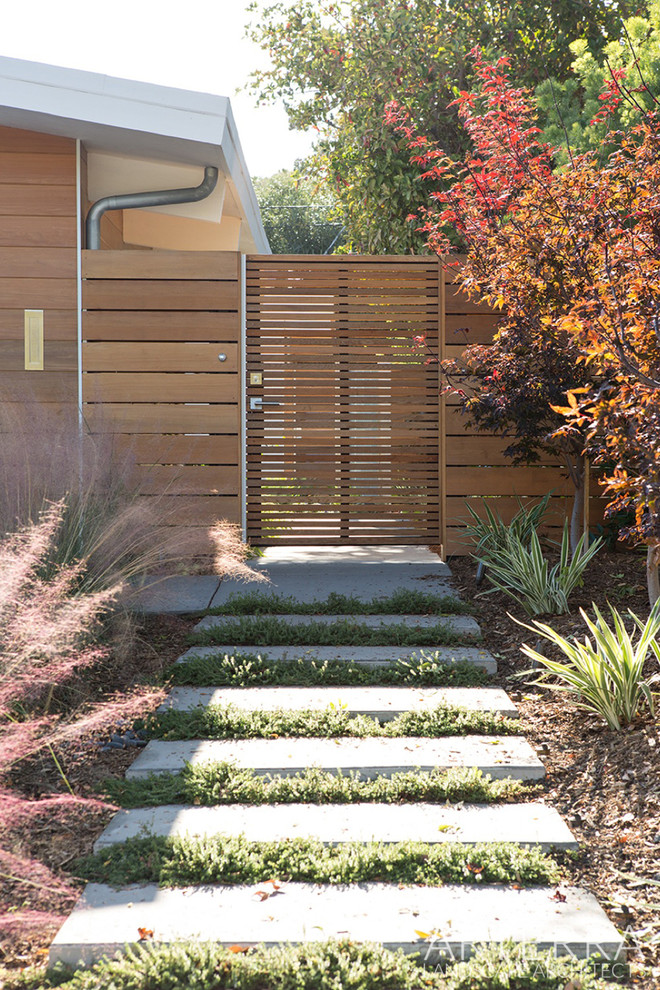 Photo of a modern garden in San Francisco with a garden path and concrete pavers.