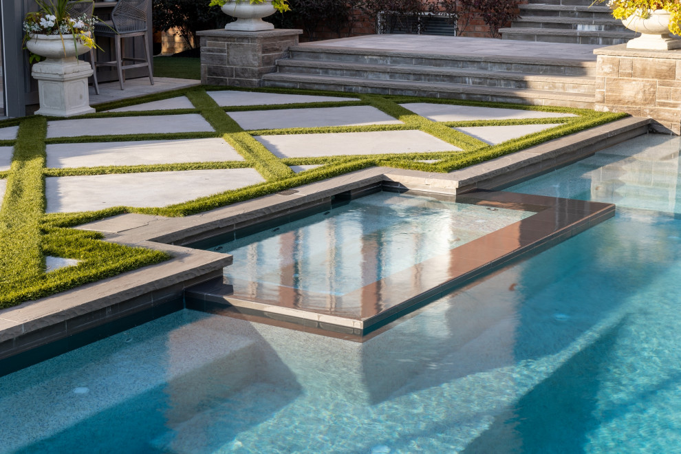 Свежая идея для дизайна: большой прямоугольный бассейн на заднем дворе в стиле неоклассика (современная классика) с покрытием из бетонных плит и джакузи - отличное фото интерьера
