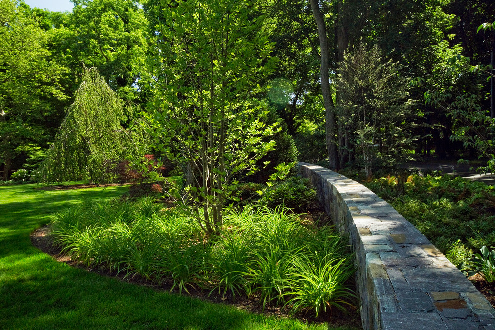 Inspiration for a large traditional front yard garden in New York with natural stone pavers.