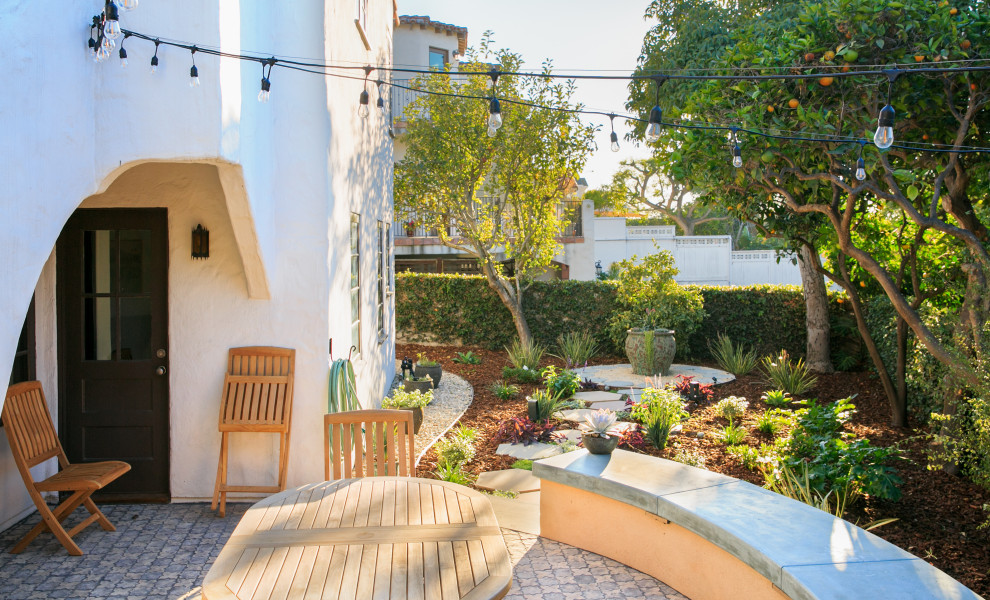 Idee per un giardino minimalista esposto in pieno sole di medie dimensioni e dietro casa in primavera