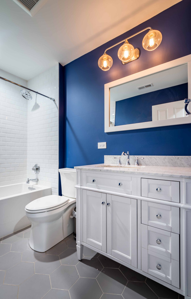 Idée de décoration pour une salle d'eau champêtre de taille moyenne avec un placard avec porte à panneau encastré, des portes de placard blanches, une baignoire en alcôve, un combiné douche/baignoire, WC séparés, un carrelage bleu, un carrelage métro, un mur blanc, un sol en carrelage de céramique, un lavabo intégré, un plan de toilette en quartz, un sol multicolore, une cabine de douche à porte battante, un plan de toilette multicolore, des toilettes cachées, meuble simple vasque, meuble-lavabo sur pied, un plafond en papier peint et du papier peint.