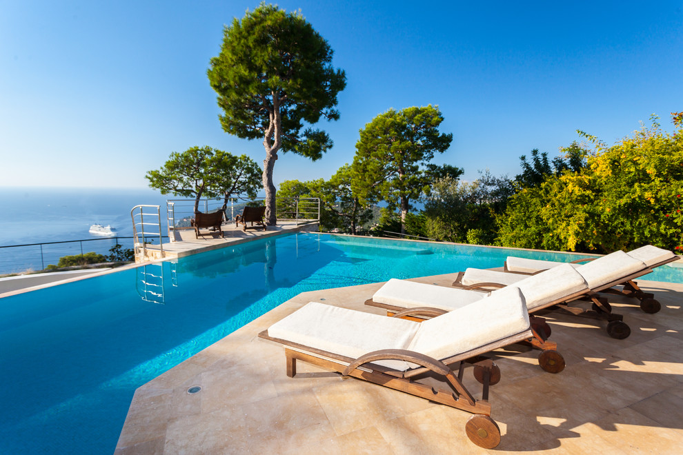Photo of a contemporary custom-shaped pool in Nice.
