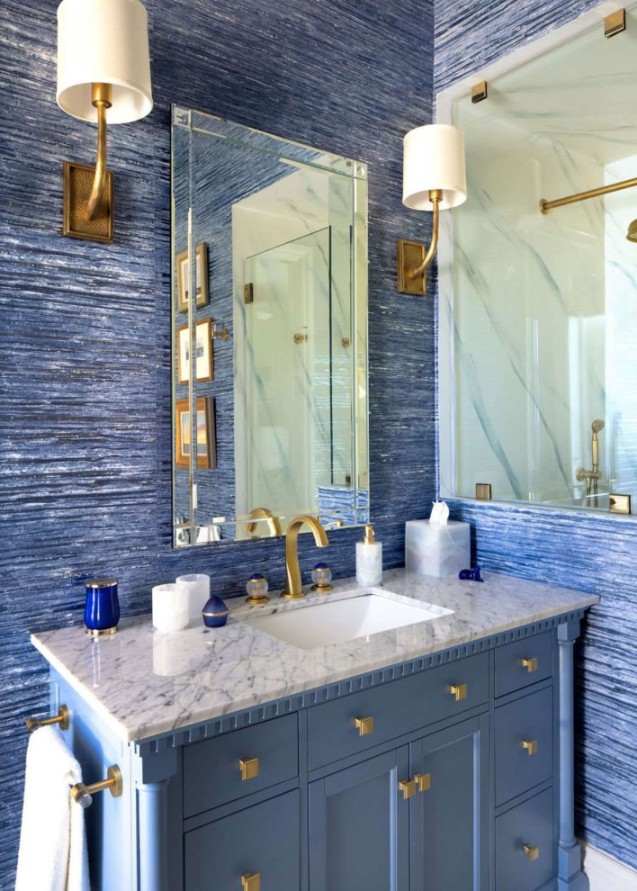 На фото: большая ванная комната в классическом стиле с фасадами островного типа, синими фасадами, двойным душем, синей плиткой, синими стенами, душевой кабиной, врезной раковиной, мраморной столешницей, душем с распашными дверями, серой столешницей, тумбой под одну раковину, напольной тумбой и обоями на стенах с