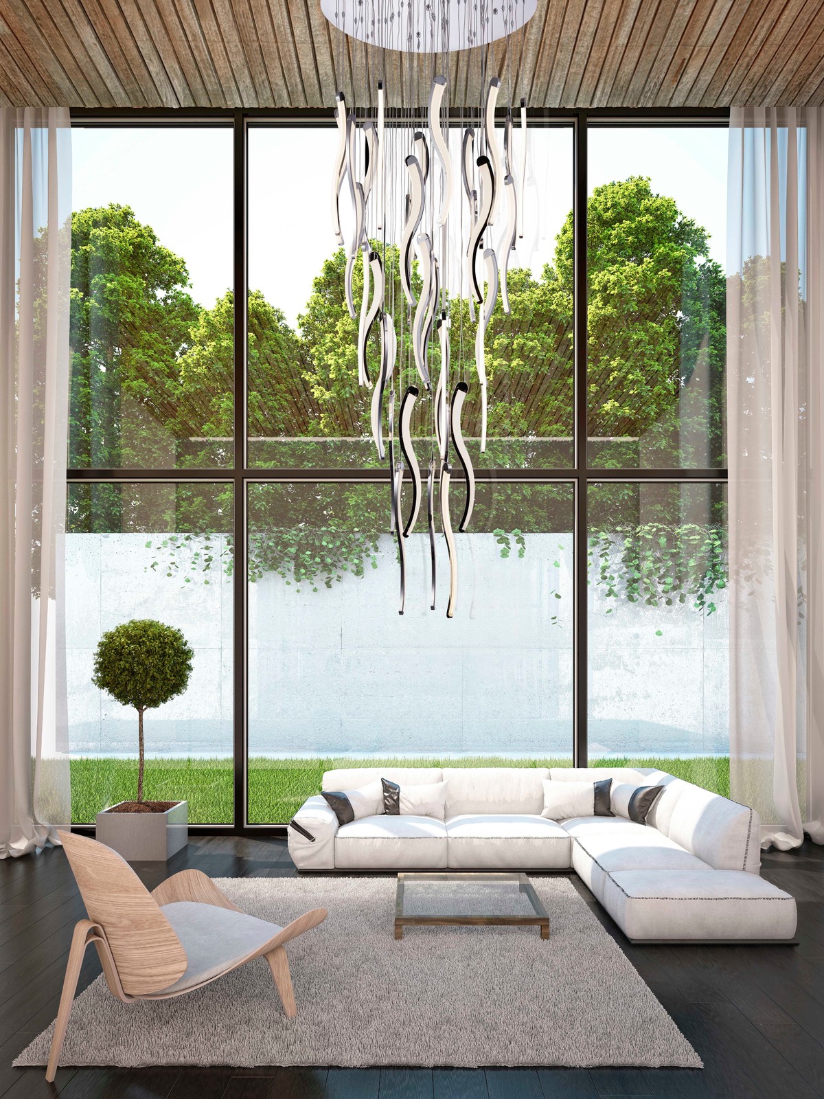 Светлая гостиная с высоким потолком и витражными окнами