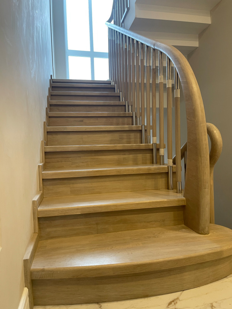 Inspiration pour un escalier droit design de taille moyenne avec des marches en bois, des contremarches en bois, un garde-corps en bois et du papier peint.