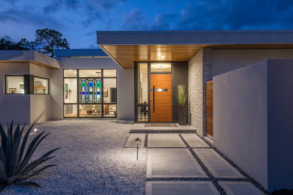 Mid-sized trendy white one-story stucco flat roof photo in Tampa