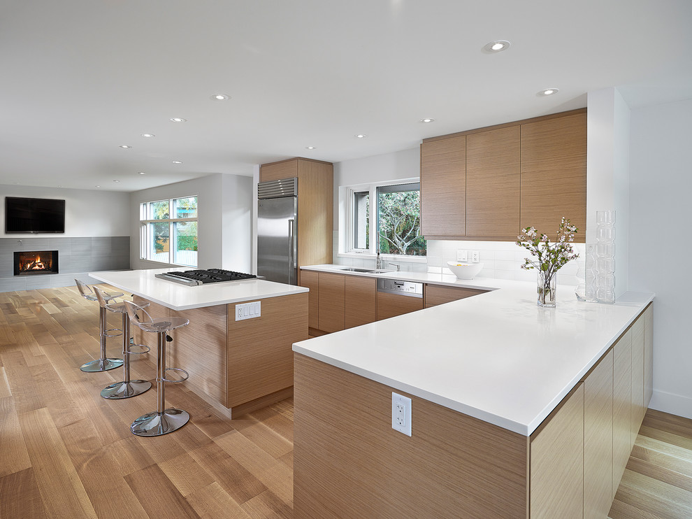 Contemporary l-shaped eat-in kitchen in Edmonton with an undermount sink and stainless steel appliances.