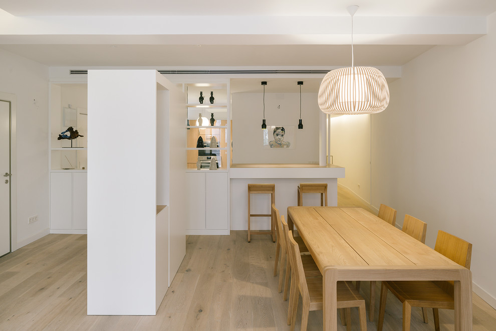 Diseño de comedor de cocina nórdico de tamaño medio sin chimenea con paredes blancas y suelo de madera en tonos medios