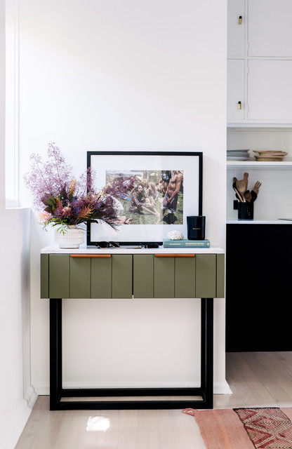 En vacker inredning i vitt och trä