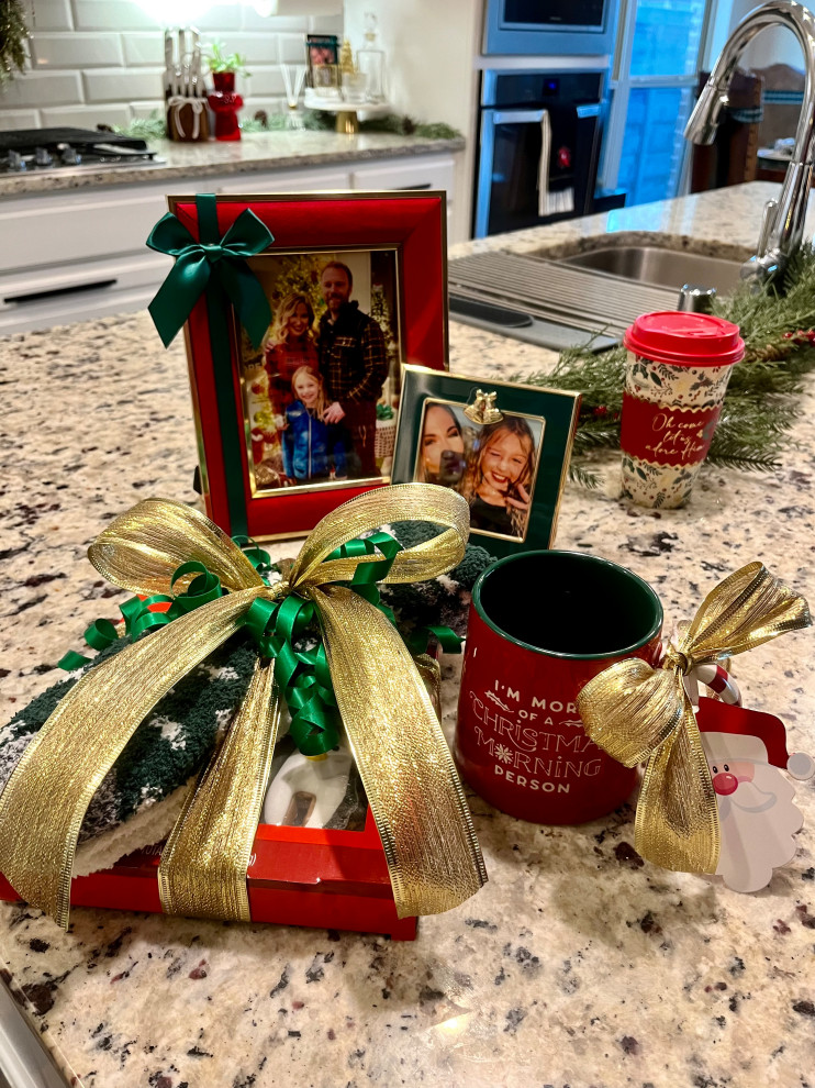 Modern, Inviting Holiday Decor