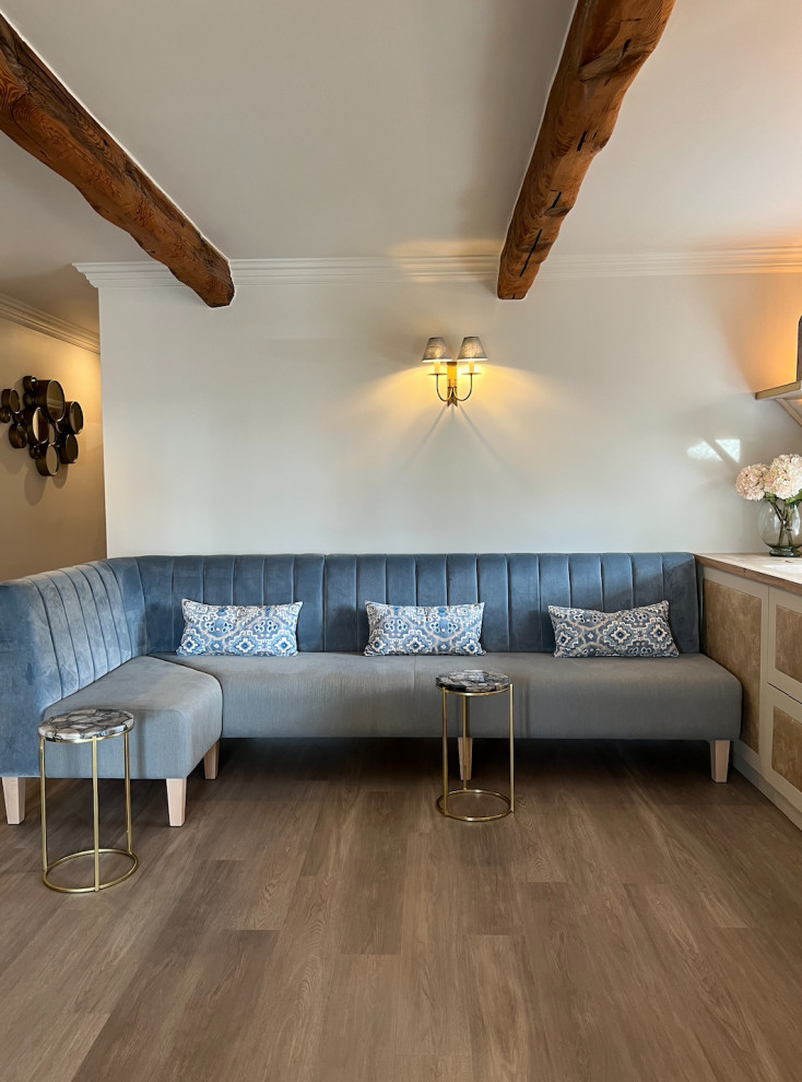 Diseño de salón con barra de bar clásico renovado grande con moqueta, estufa de leña y marco de chimenea de ladrillo