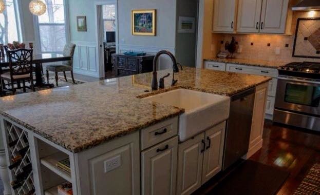 Kitchen - transitional kitchen idea in Chicago
