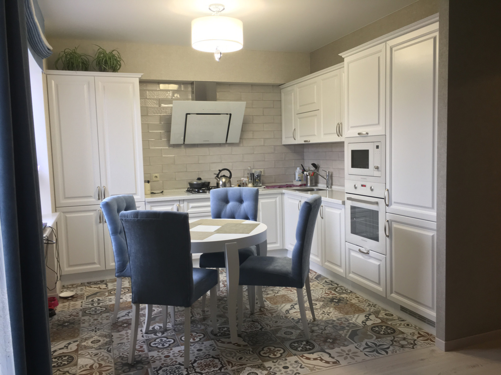 Белая кухня неоклассика