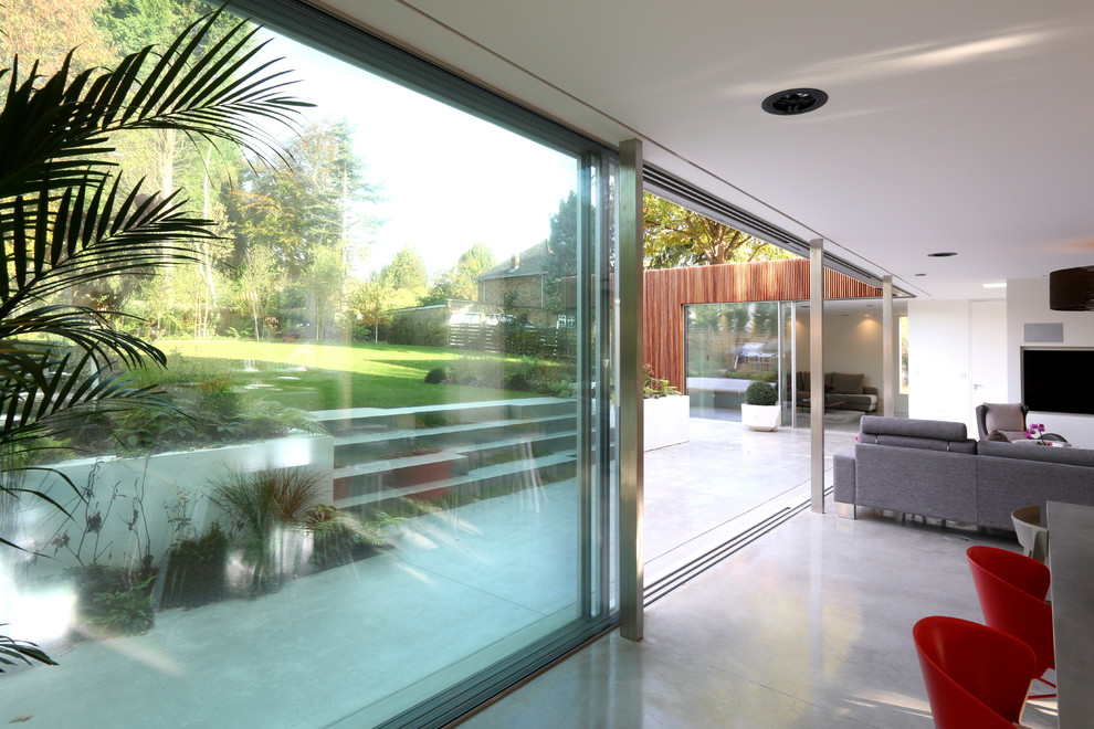 Photo of a contemporary patio in Buckinghamshire.
