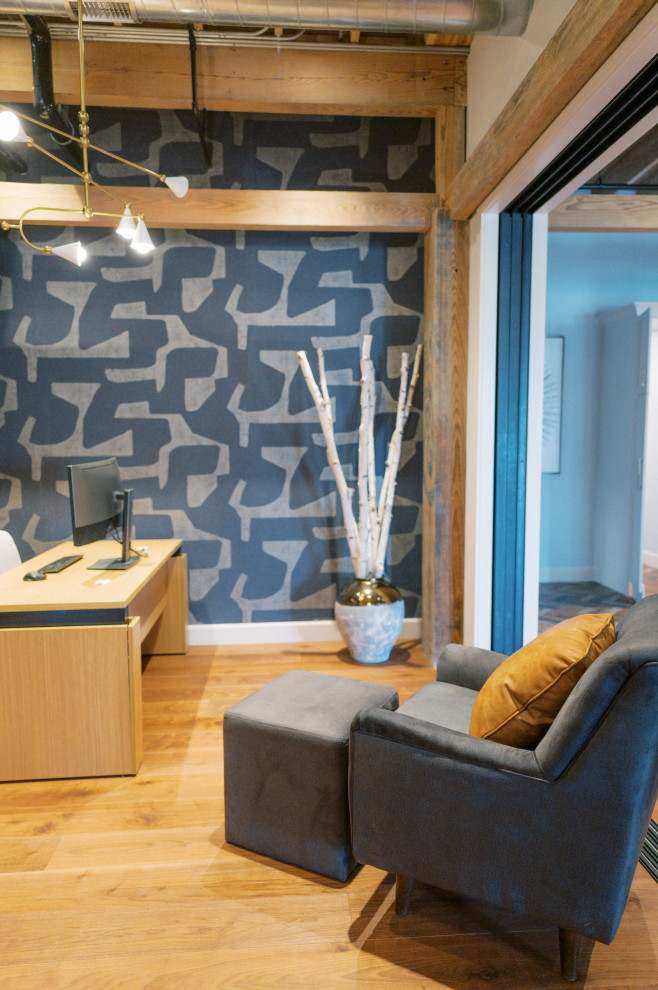 Idées déco pour un bureau moderne de taille moyenne et de type studio avec un mur multicolore, un bureau indépendant, parquet clair, un sol beige, poutres apparentes et du papier peint.