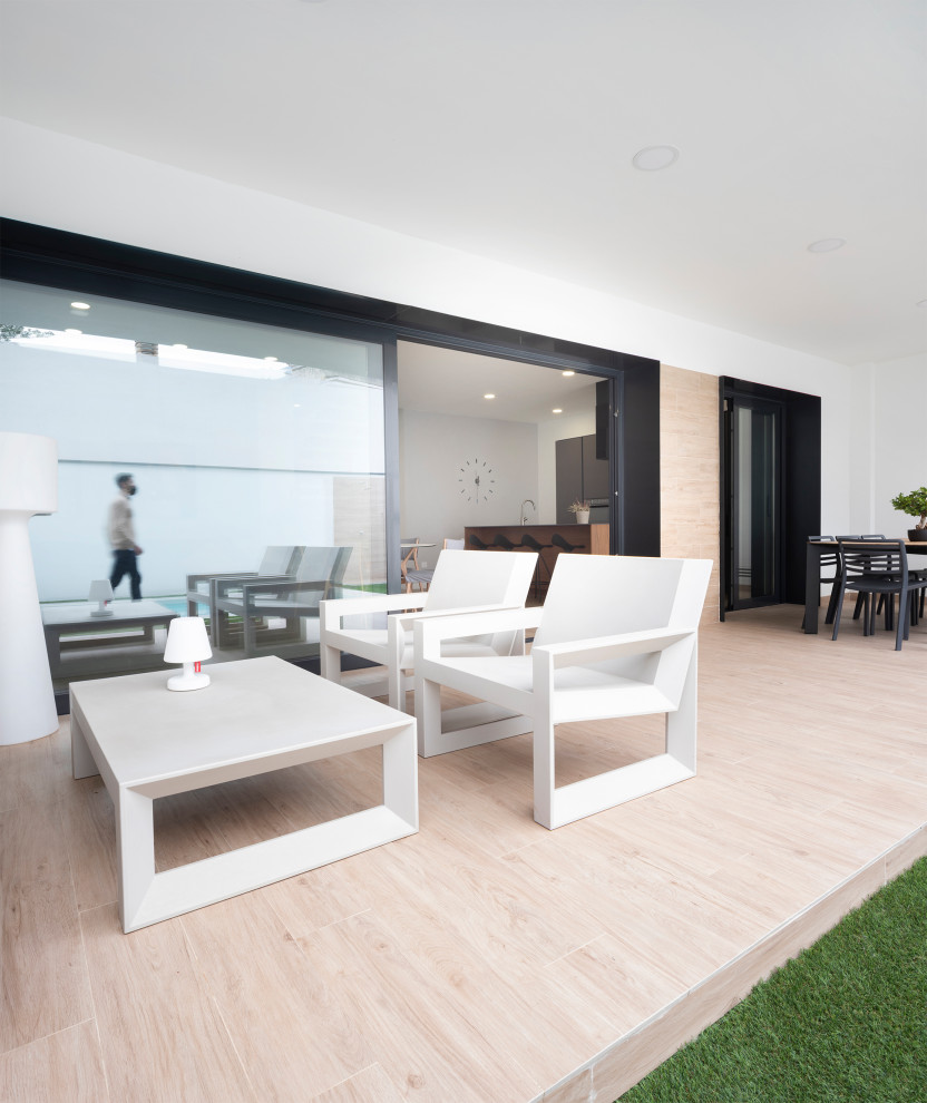 Foto de terraza in patio trasero and anexo de casas With entablado